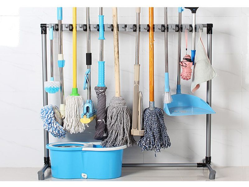 Vệ sinh – dọn dẹp (chổi, cây lau nhà…)