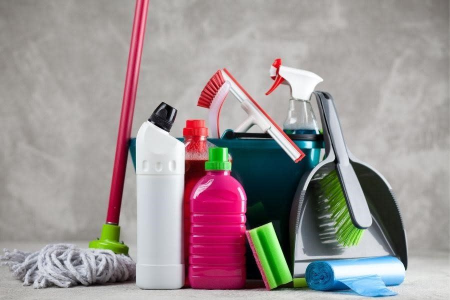 Vệ sinh – dọn dẹp (chổi, cây lau nhà…)